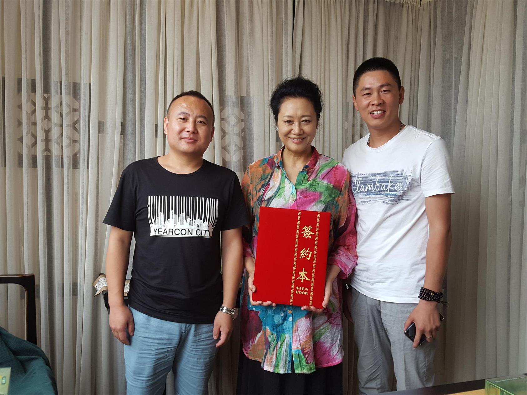 著名影视演员王丽云签约代言植物皇染发产品携手星传明星代言公司共创